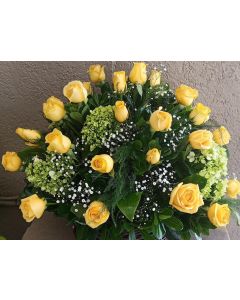 Canasta con rosas amarillas